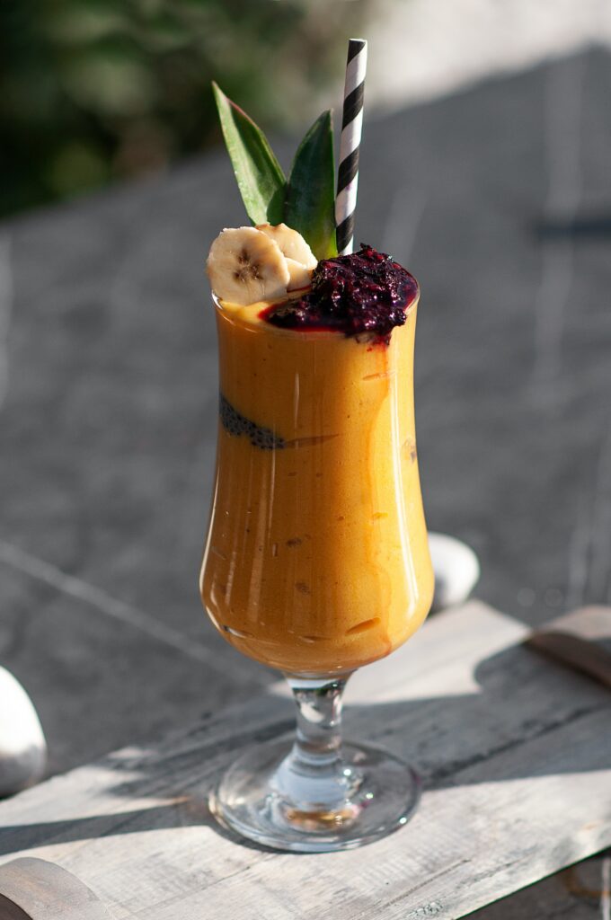 15 Homemade Summer Drinks Better Than Soda (Healthy & Refreshing) 2 kimia kazemi yyoNYCmTVbw unsplash